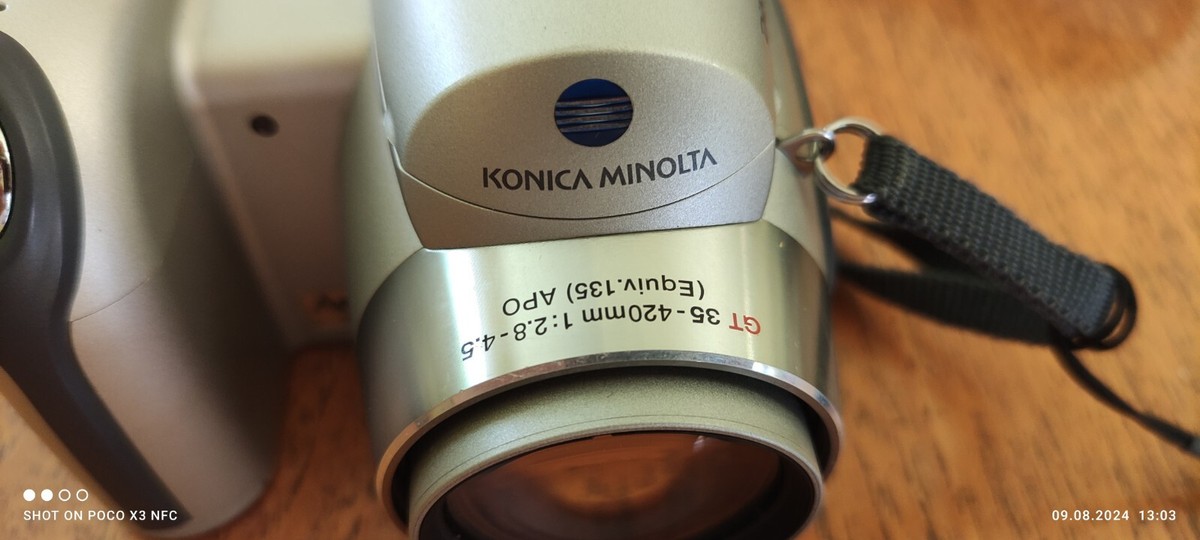 KONICA MINOLTA Dimage Z5 - 5.0 Megapixels, 12x Zoom, Anti-Shake