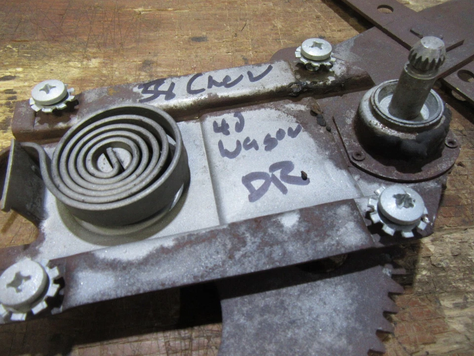 1958 Chevrolet Belair Biscayne Yeoman wagon door window regulator crank DR - Image 2 of 3