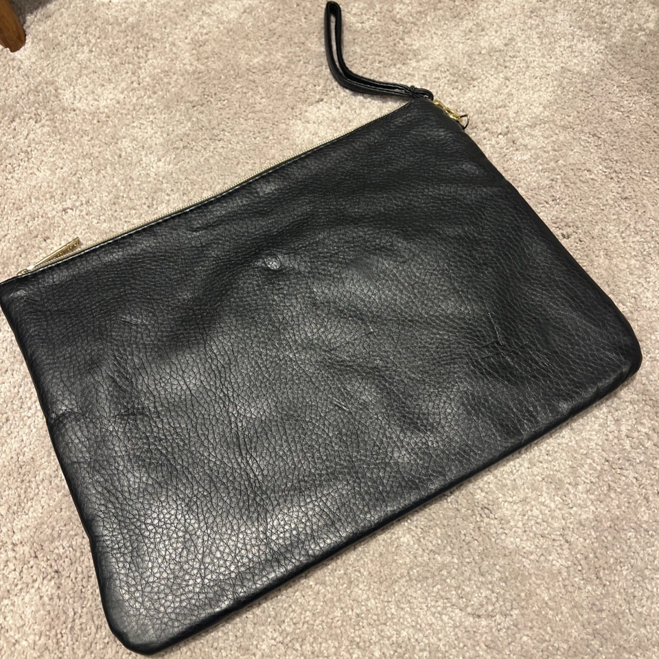 Muñequera sin asas Liz Claiborne de cuero negro - herrajes dorados, cremallera, estilo vintage Foto 3 de 4