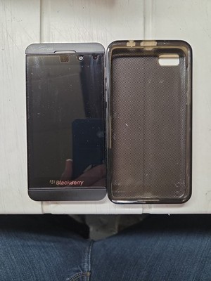 BlackBerry Z10 - 16GB  Black In MINT Condition. Very Lightly Used w/case