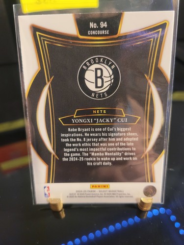 2024-25 Panini Select #94 Yongxi "Jacky" Cui Blu - Foto 2 di 2