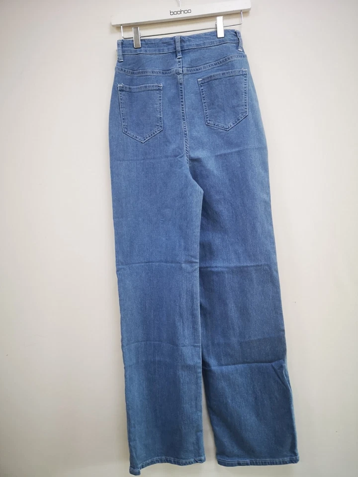 Boohoo High Waisted Lightwash Tall straight leg jean (code st) - Image 2 of 2