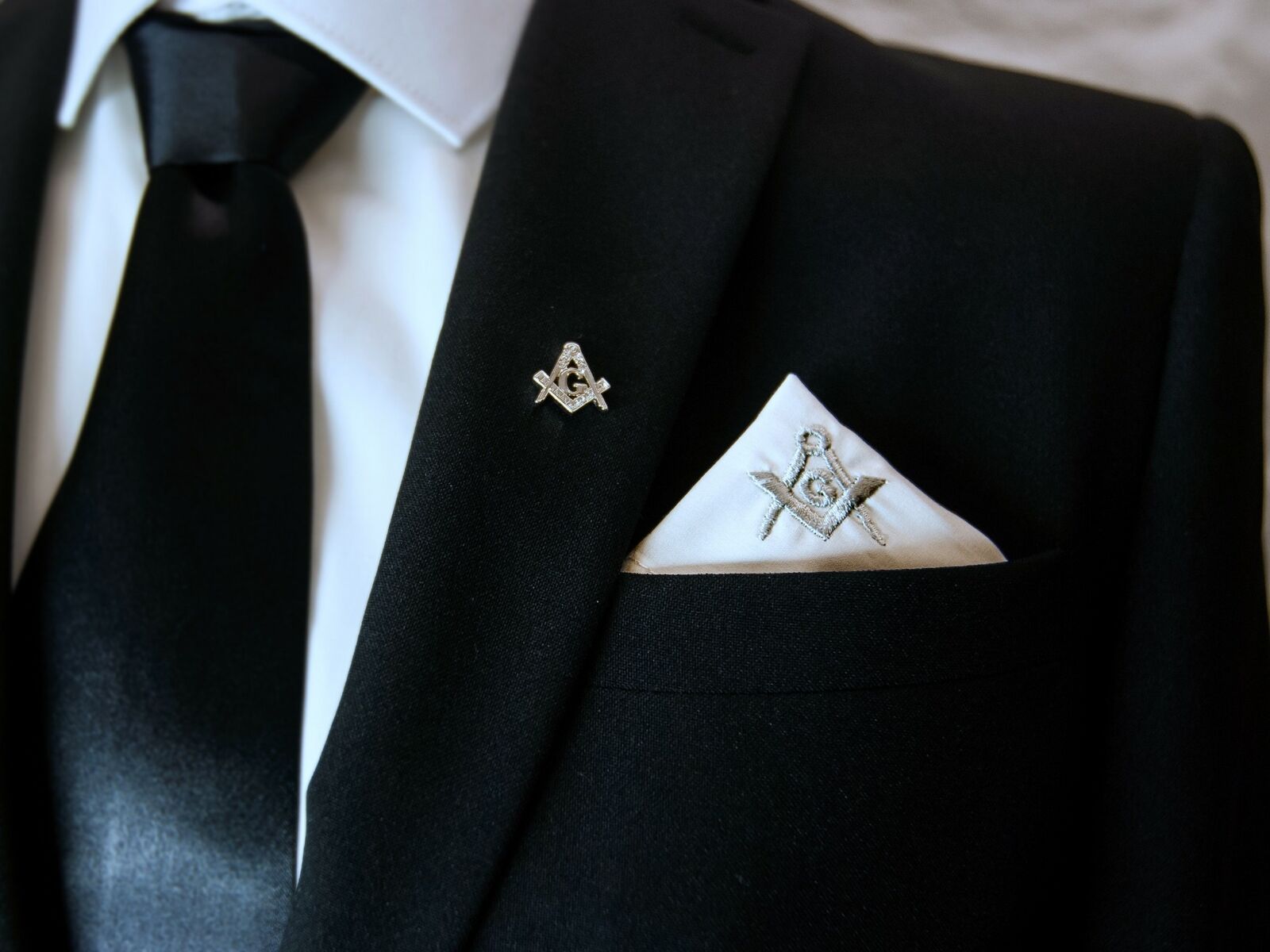 Masonic Plain White Pocket Square with Silver embroidered Freemasons SC&G