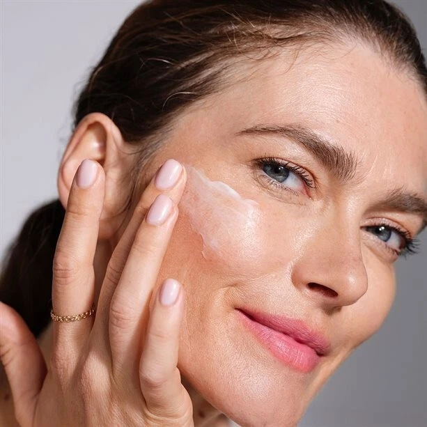 Anew Ultimate Firm & Supple Day Cream with Protinol SPF 20 1.7 fl oz / 50 ml - Image 2 of 4