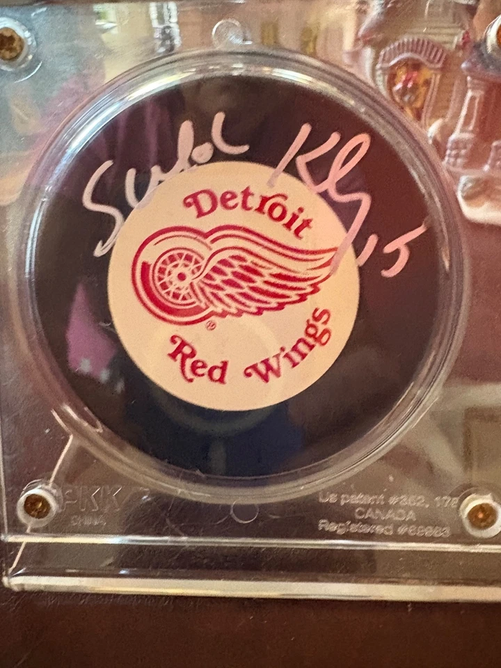 Disco de hockey firmado Slava Kozlov 1997 Detroit Red Wings con tarjeta en estuche Foto 2 de 4