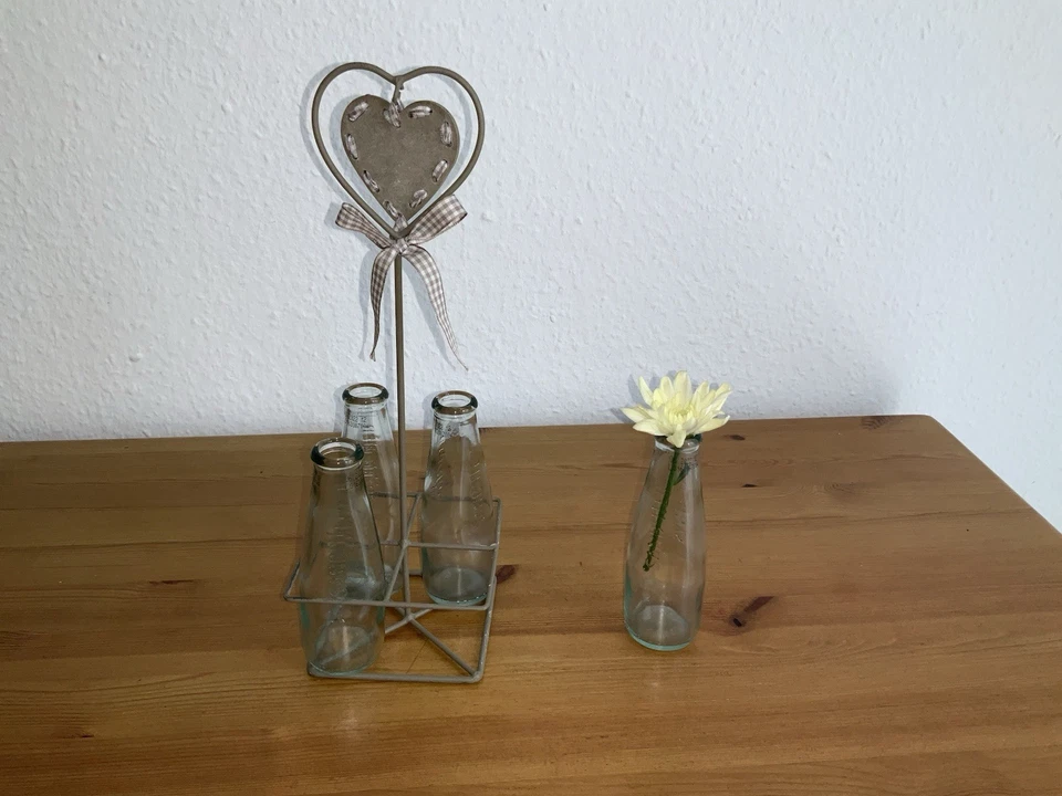 Deko Metall Korb mit hängendem Herz und 4 Glas Blumenvasen - Bild 2 von 3