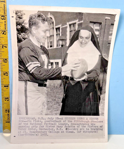 1955 AP A Steeler muestra a una hermana cómo manejar el fútbol americano Jim Finks mariscal de campo - Imagen 1 de 2