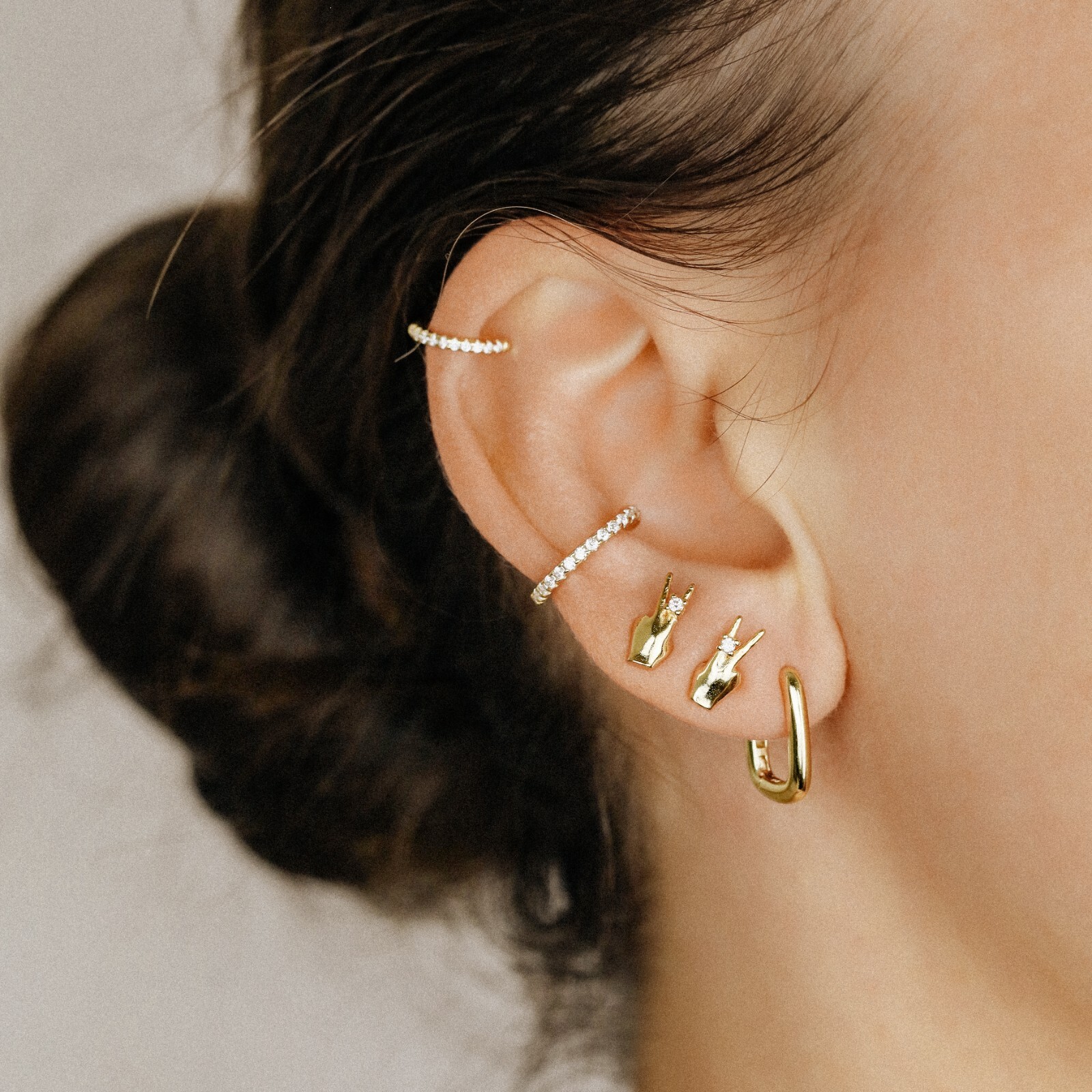 Victory Hand Stud Earrings for Fighting Spirit and Peace Symbol