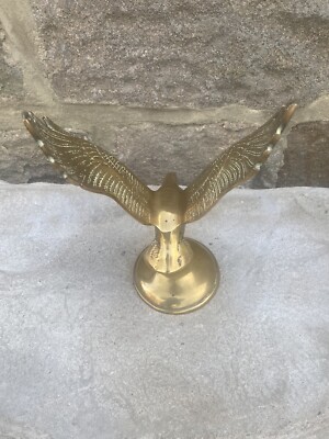 Falke aus massivem Messing. 1,25 kg, 29 cm hoch und 18 cm breit