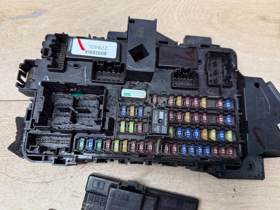 FORD F-250 F-350 11-16 OEM INTERIOR DEBAJO DEL TABLERO RELÉ CAJA DE FUSIBLES CONEXIÓN DE ALIMENTACIÓN Foto 3 de 4