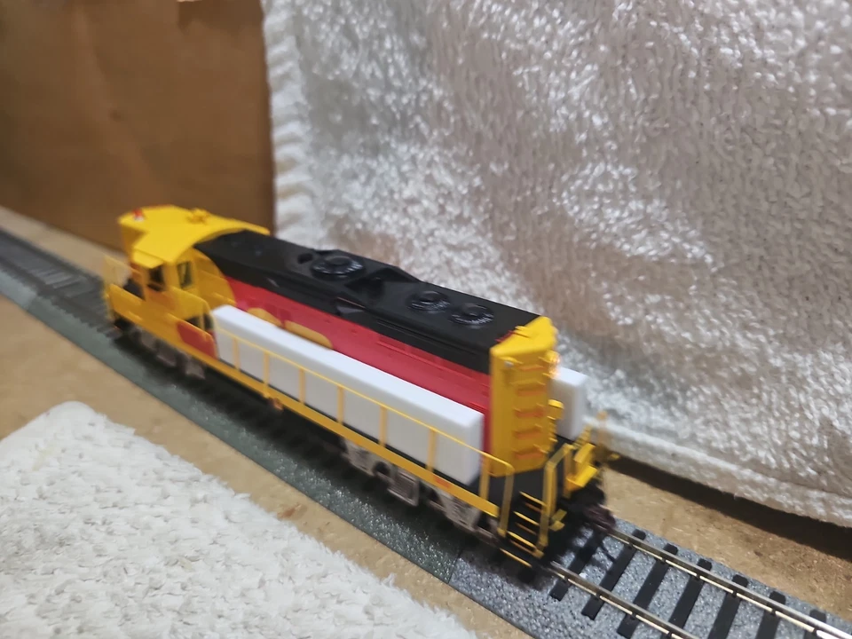 ATHEARN ATHG 82259 GP9E SOUTHERN PACIFIC ROAD NUMBER SP 3370 KODACHROME - Image 4 of 4