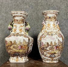 Deux vases Chinois en Porcelaine à décor polychrome et or de scènes portuaires