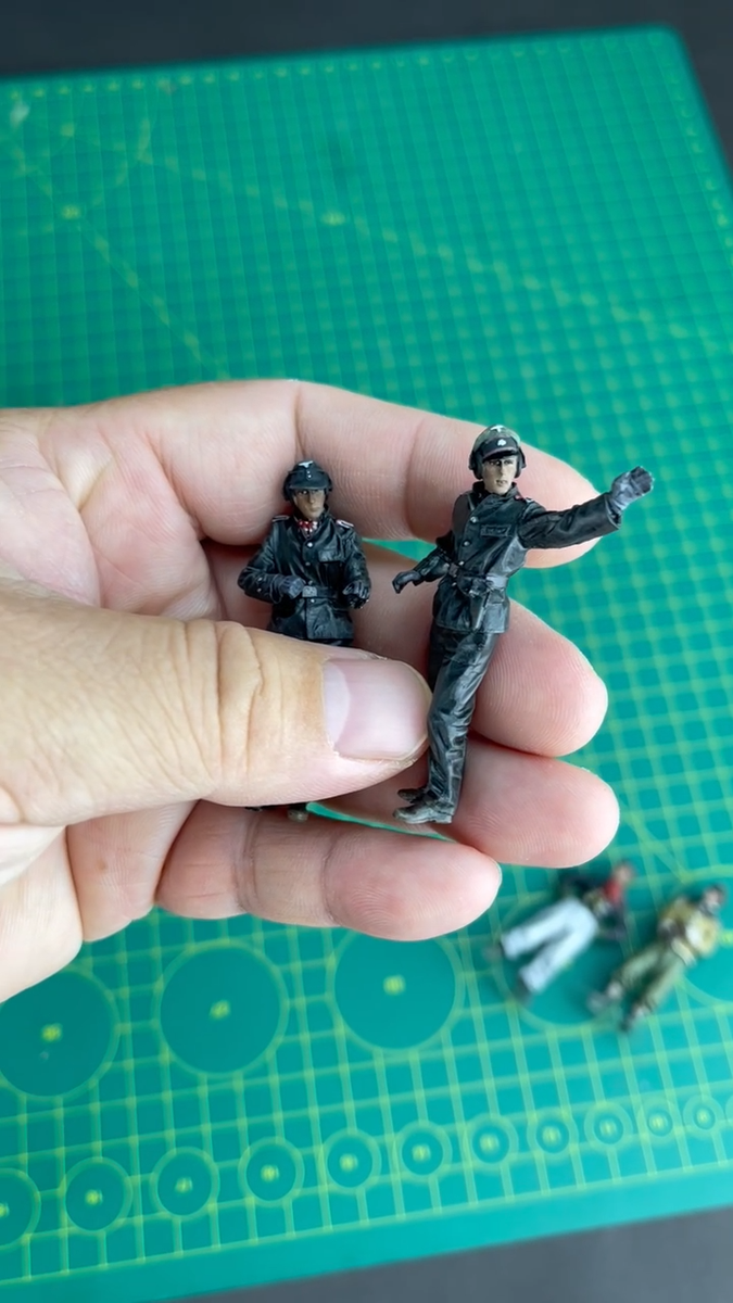 PreSale German SS Panzer Commander (02 Figures) WW2 1:35 Pro Built
