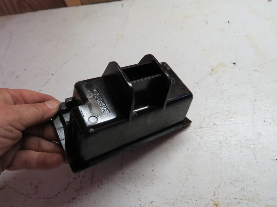 2004 BMW 325Xi 325 XI 2.5L REAR CENTER CONSOLE ASHTRY INSERT - Image 4 of 4