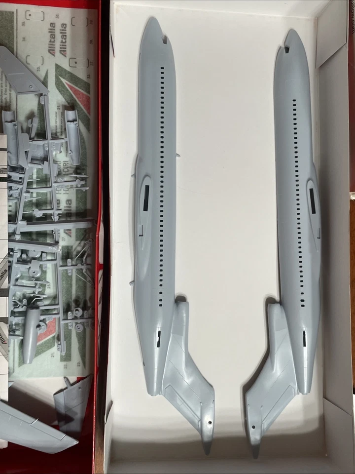 Boeing 727 Air Canada  - Airfix 1/144 Scale Jet Kit#A04177A - No Windscreen - Image 3 of 4