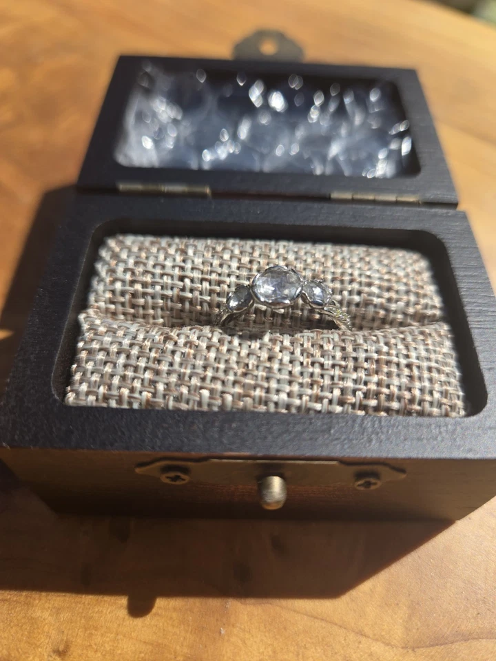 Anillo de compromiso 3 piedras corte rosa .48 CT piedra central excelente estado talla 5 Foto 2 de 4