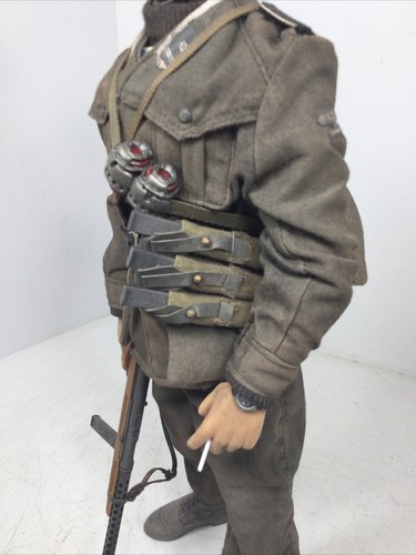 1/6 ARMA PERSONALIZZATA WW2 29° SS ITALIANA VOL. DIV GRANATIERE BERETTA SMG & GRANATE - Foto 10 di 24