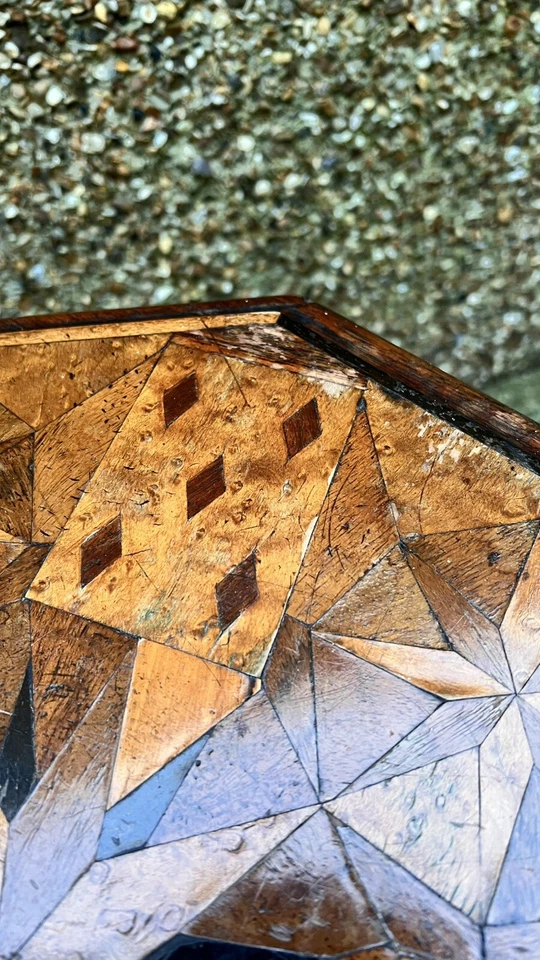 Mesa de cartas antigua - Mesa auxiliar con incrustaciones de chapa - Victoriana temprana - Cartas de juego Foto 4 de 4