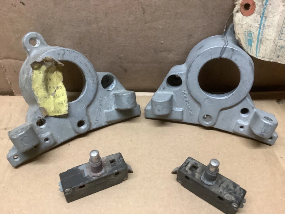 NOS 63-67 C2 Corvette LH RH Inner Headlight Pivot Cup Supports 3825355 3825356 - Image 2 of 3