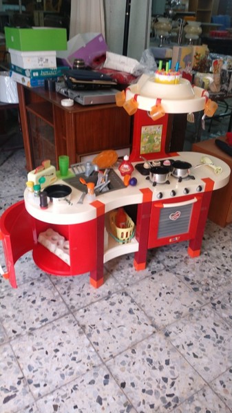 Cocina de juguete grande con muchos accesorios