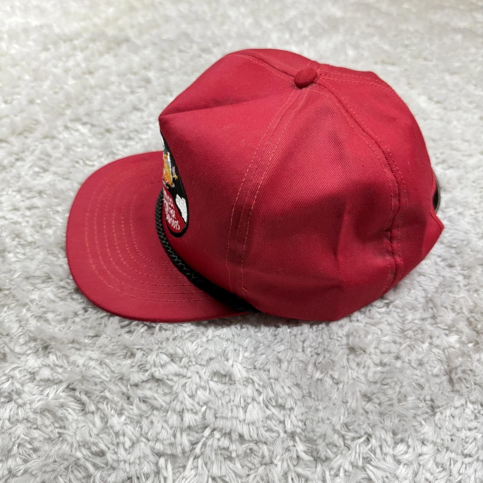 De colección Rojo Adair Co Gorra Correa Trasera Salvaje Bien Control Para Hombres Años 80 Diamante EE. UU. Foto 4 de 4