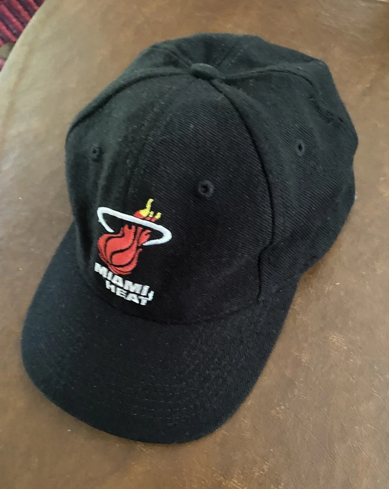 T.E.I. vintage Sombrero o gorra Miami Heat (inaugural/logotipo antiguo) • lana/acrílico • años 90’s Foto 3 de 4