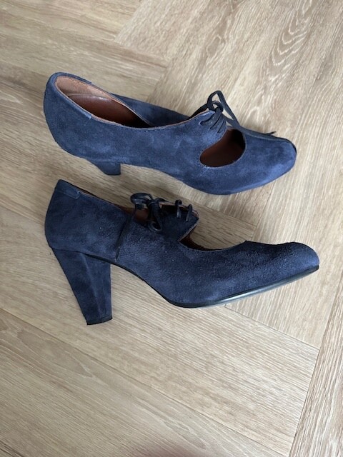 Zapatos de gamuza azul marino, con tacón de 7cm en muy buen estado, Plumers Menorca