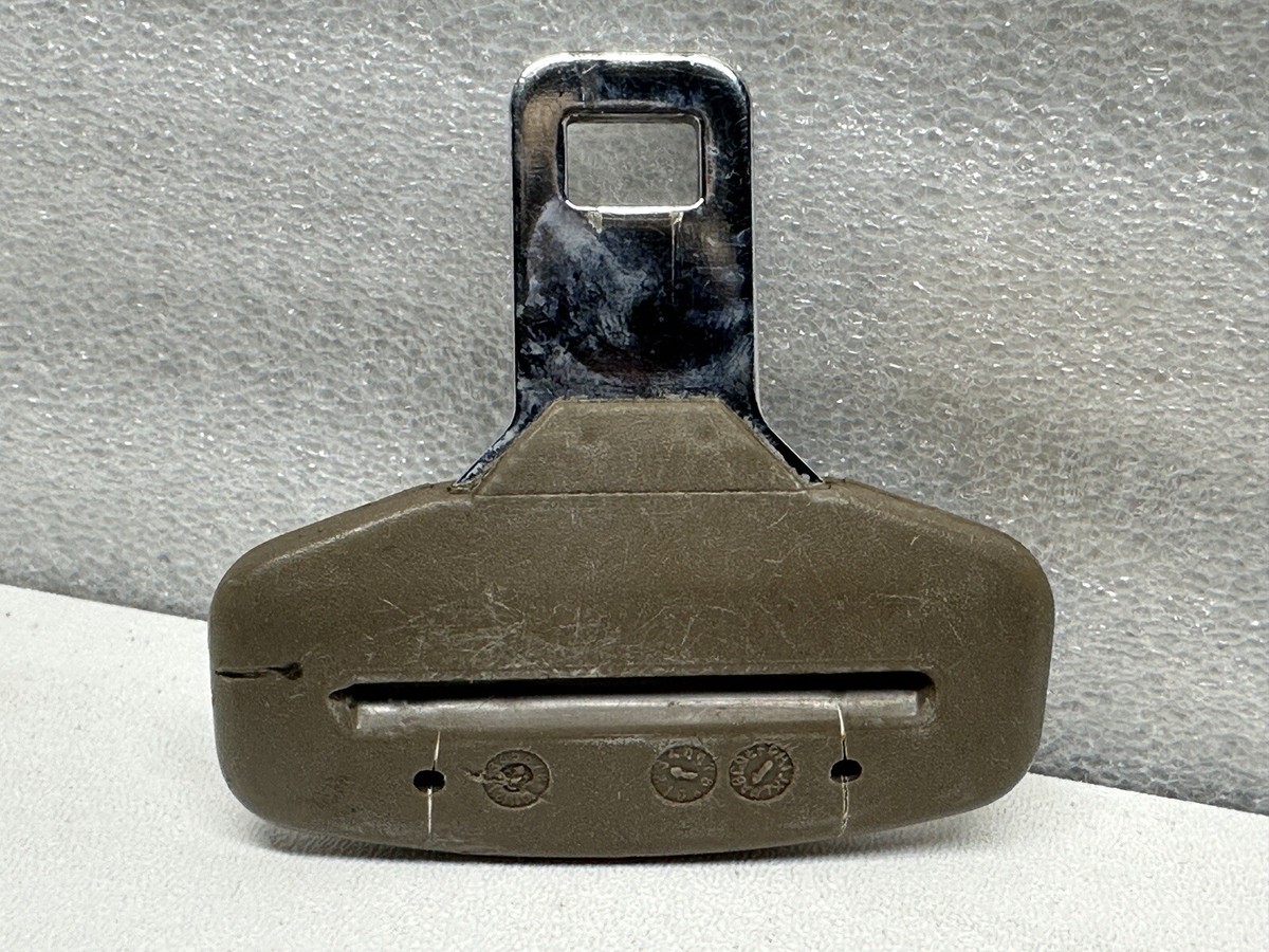 T40577 Mercedes Audi BMW Volkswagen Seatbelt Thong Click Insert 