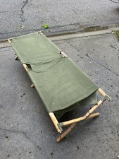 Cuna plegable plegable de lona verde con marco de madera militar de EE. UU. de colección