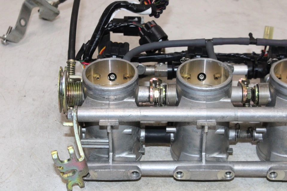 Suzuki GSXR 750 2000 OEM inyectores de combustible principales/cuerpos del acelerador Foto 2 de 4