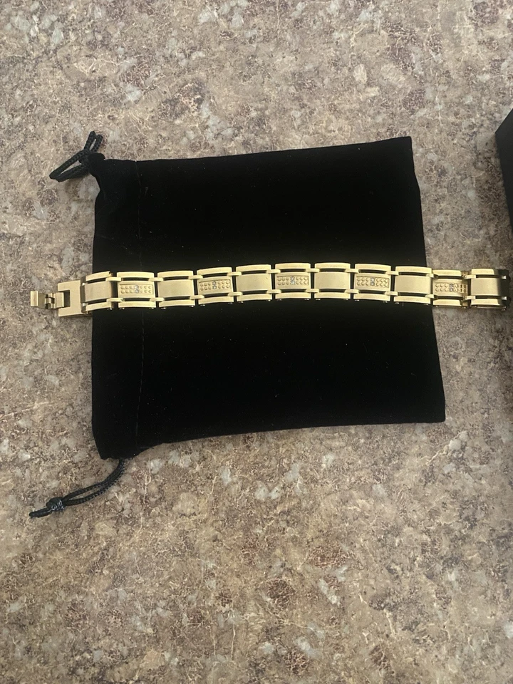 Pulseira masculina de diamante R.H. Macy aço inoxidável e folheada a íons amarelos 1/10 quilate 8,5” - Imagem 2 de 4