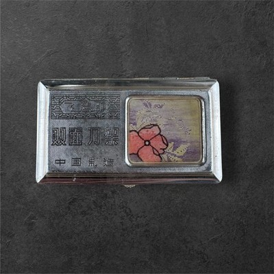 Vintage Dorco Rasiermesser Etui Metall Aufbewahrungsbox Blumendeckel chinesisch 8 cm