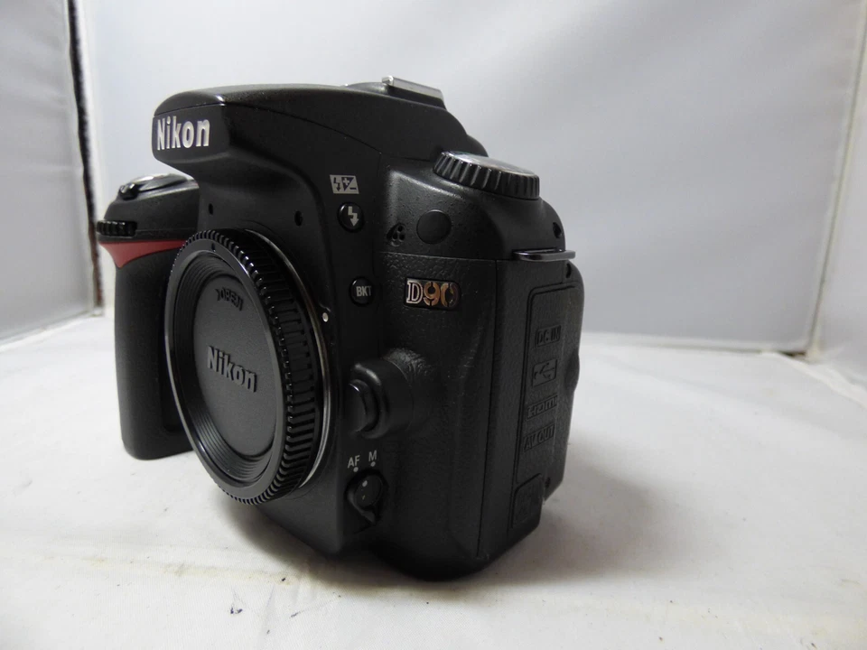 Nikon  D90 12.3MP Digital SLR w/ VR 18-200mm Lens Looks and works great. - Image 4 of 4