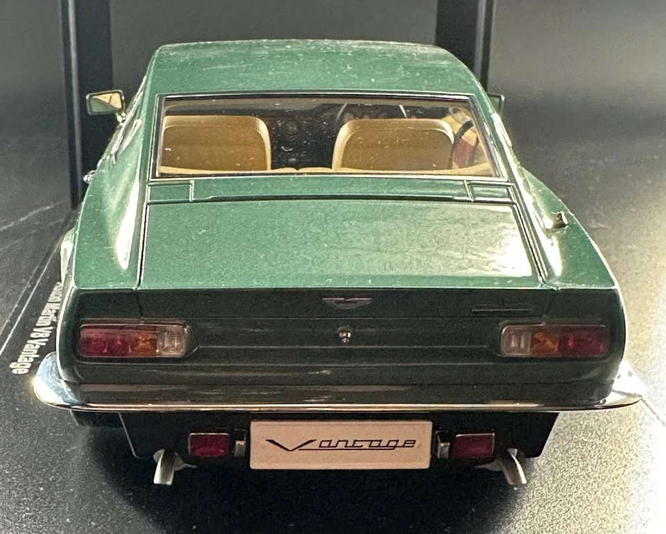 Voiture miniature Aston Martin V8 Vantage 1/18 moulé sous pression vert beige... - Photo 4/4
