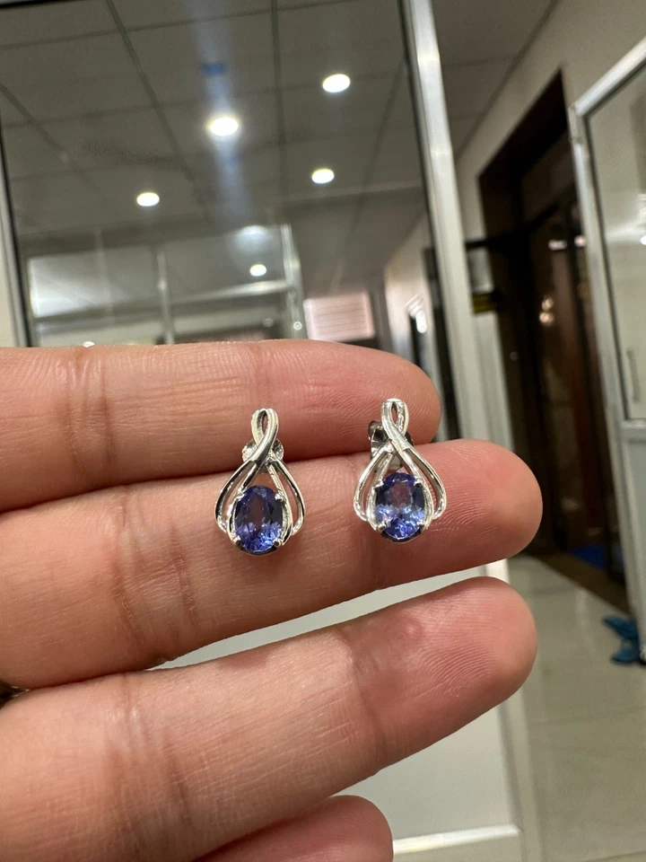 Aretes infinitos de tanzanita para mujer | Tachuelas de piedras preciosas raras con acabado de platino Foto 4 de 4
