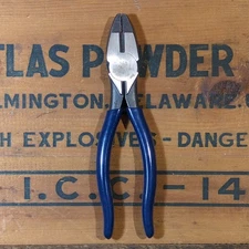 Klein Tools USA D201-7NE Lineman's Pliers, New England Nose, 7-Inch