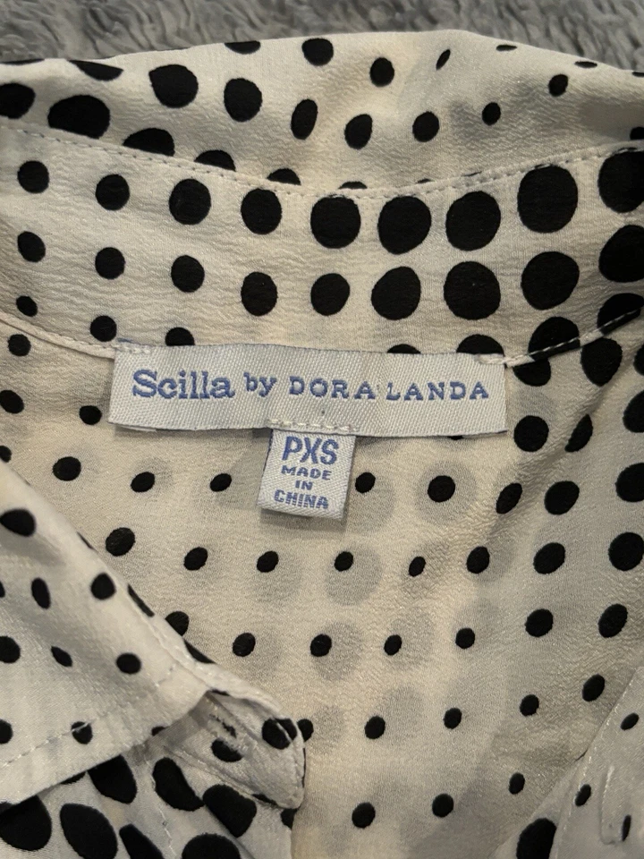 Blusa feminina Scilla by Dora Landa de seda com botões PXS pequena preta pontos brancos - Imagem 3 de 4