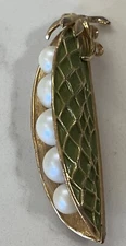 Vintage Judy Lee Pea Pod Five Pearl Cabochons Green Enamel Shiny Gold Brooch