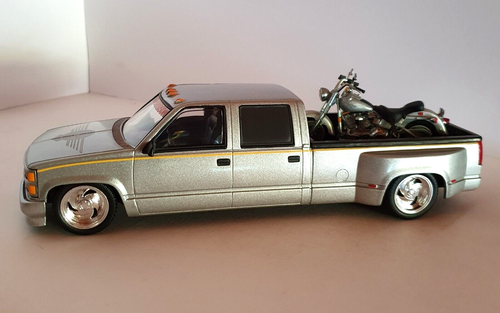 Chevrolet Crew Cab P/U with Fat Boy by Harley-Davidson 1:25 Scale 97890-98V
