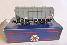 OO Gauge Bachmann 33-128  BRT Grey Bulk Grain Wagons. 3 available.