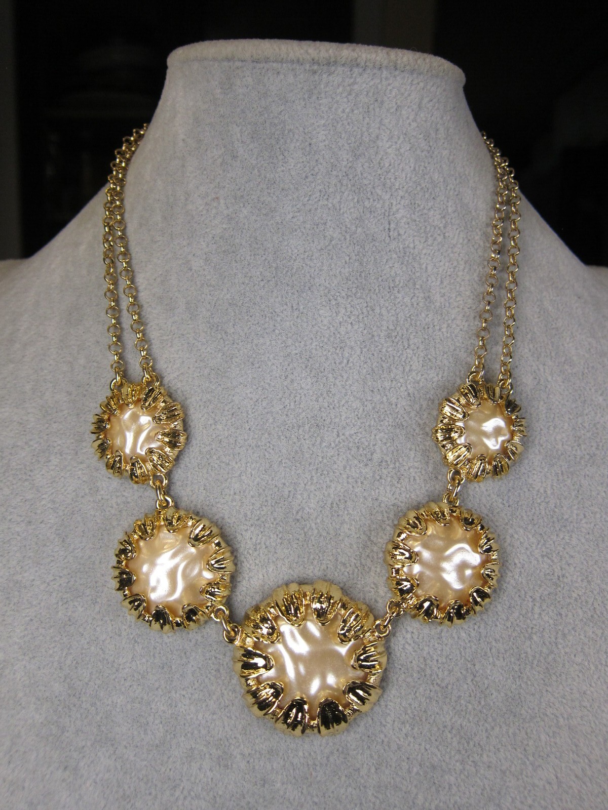 Beautiful, unusual Talbots statement necklace lar… - image 1