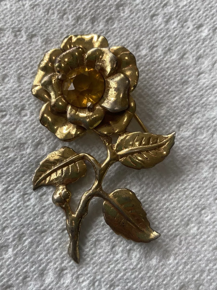 Gold flower brooch deals
