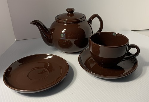 Pristine Brown Teapot W/ Lid Rich Dark Chocolate Brown Glazed 1 Cup 2 Saucers - Picture 2 of 7