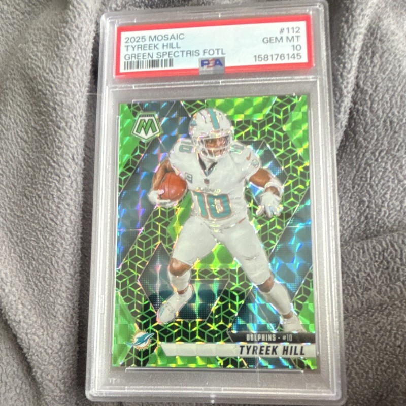 Panini 2025 Mosaic Tyreek Hill Green Spectris FOTL 10/13 JERSEY MATCH PSA 10