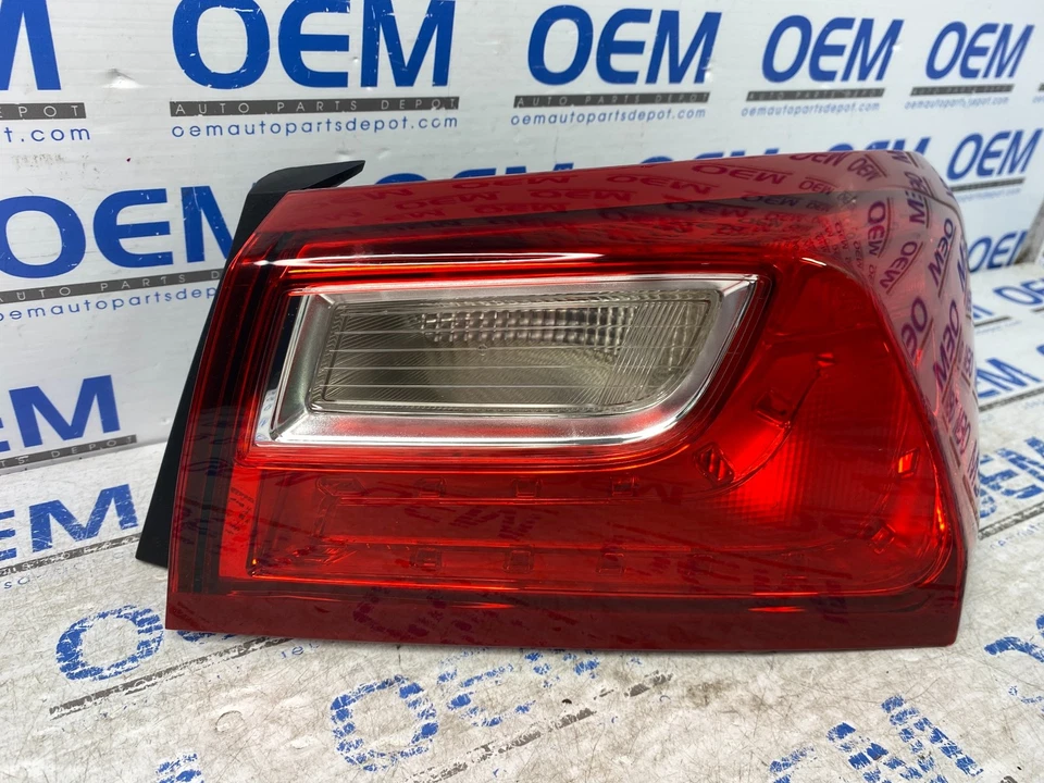 Luz trasera lateral derecha/pasajero Chevrolet Malibu 16-19 sin LED OEM Foto 2 de 4