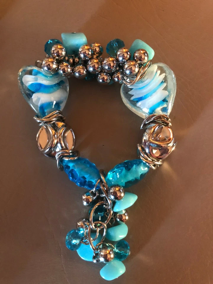 Pulsera Gruesa Corazones y Cuentas Elástica 2 Colores Disponibles Foto 3 de 4