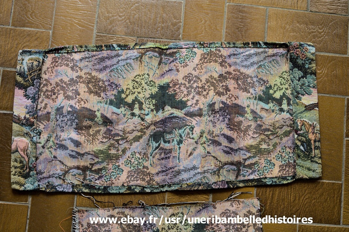 Coupon De Tissu Vintage Ancien 'La Chasse à Cour' En Coton - Dimensions 73 X 109 Cm - Occasion Très Bon état