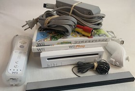 Nintendo Wii Bundle Lot Controller Nunchuck (2) Games Wii Play & Deca Sports