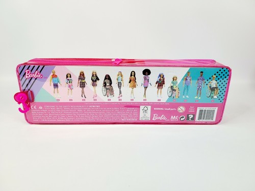 Muñeca Barbie Fashionista #156 afroamericana, lápiz labial azul, chaqueta rosa NUEVA - Imagen 4 de 9