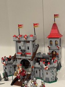 LEGO 7946 King's Castle -  Complete castle with ALL minifigs. 